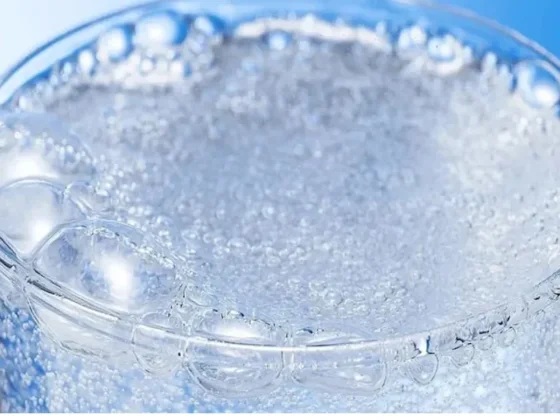 Qué significa que un vaso con agua se llene de burbujas, según la espiritualidad