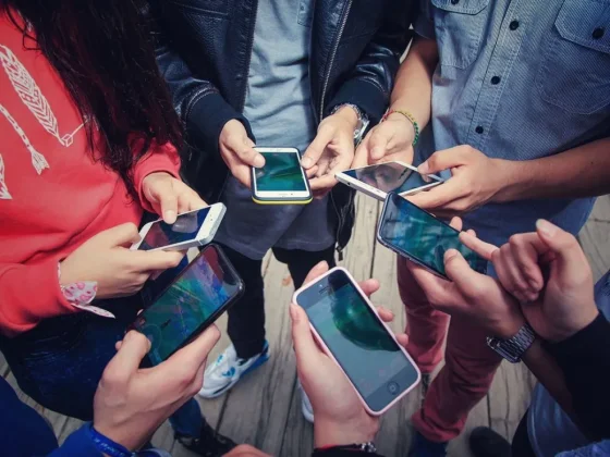 El gobierno presentó un proyecto para prohibir el uso de redes sociales a los menores de 16 años
