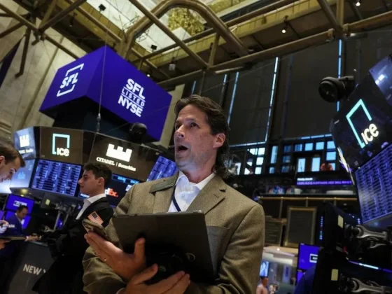 El riesgo país baja a 853 puntos y las acciones argentinas en Wall Street suben hasta 6,9%