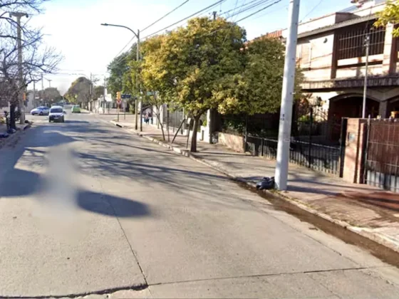 TERRIBLE: un auto atropelló a una mujer que se bajó del colectivo en el medio de la calle