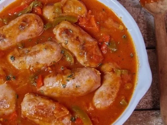 Chorizos a la pomarola: la receta ideal de un plato irresistible para comer con puré de papas