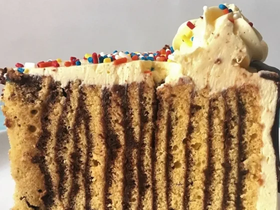 Cómo hacer la Torta vertical de pionono, la receta fácil y rica con relleno de chocolate
