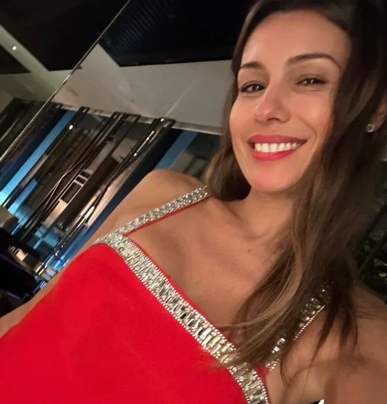 Con un vestido rojo pasión y botas altas abrillantadas, Pampita le puso calor al frio de Londres