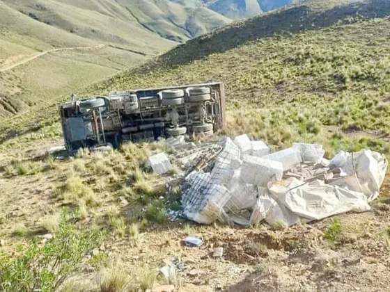 Desbarrancó un camión y murieron dos personas