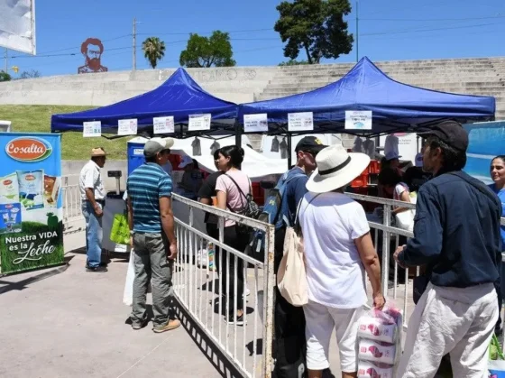 Gran concurrencia  de vecinos en una nueva edición de “El mercado en tu barrio”