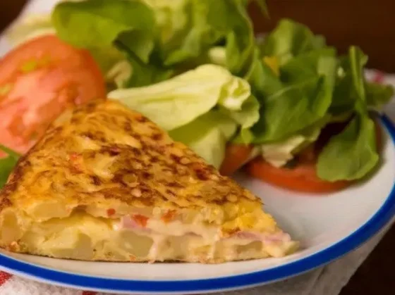 Tortilla de papa rellena de jamón y queso: una receta fácil y rendidora