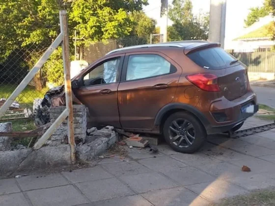 Manejaba borracho, atropelló a un hombre y se incrustó contra el frente de una casa
