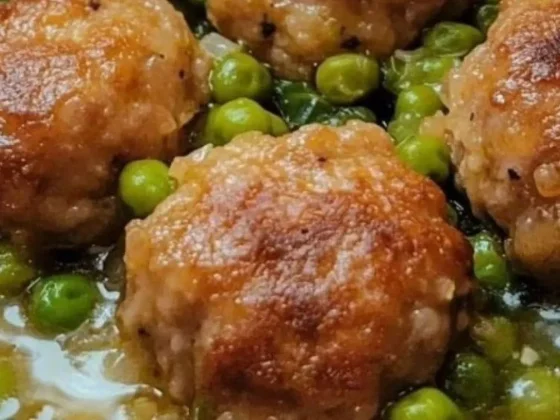 Albóndigas de cerdo con salsa de arvejas, un plato rendidor