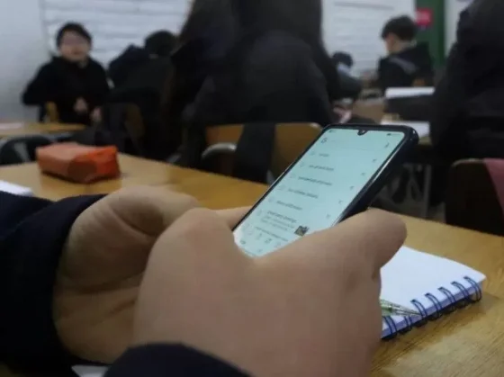 Seis de cada diez alumnos presta más atención desde que el gobierno porteño prohibió el uso de celulares en clases
