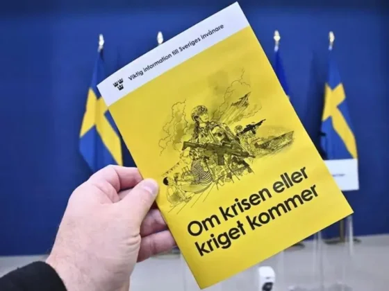 ¿Qué contienen los manuales para sobrevivir a una guerra que los países nórdicos están distribuyendo?