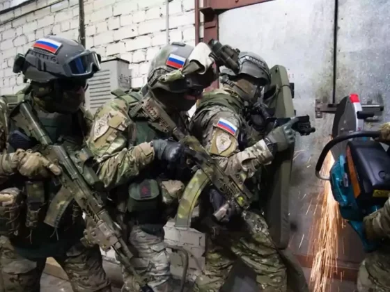 La policía rusa irrumpió en una fiesta LGTB y arrestó a todos los organizadores