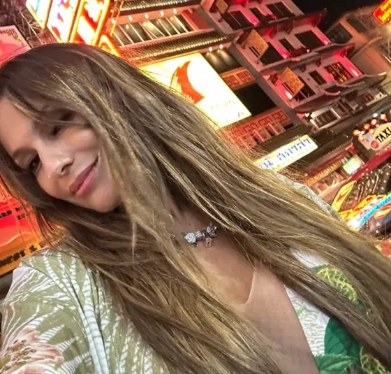 Pampita enamoró a todos en Tailandia con una enteriza ultra cavada en clave floral