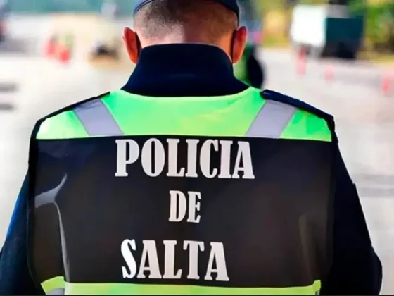 Policía salteño fue captado por cámaras robando a un hombre que dormitaba en la vía pública
