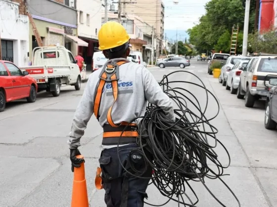 Retiran cables en desuso de calle Alvarado entre Laprida y Ayacucho