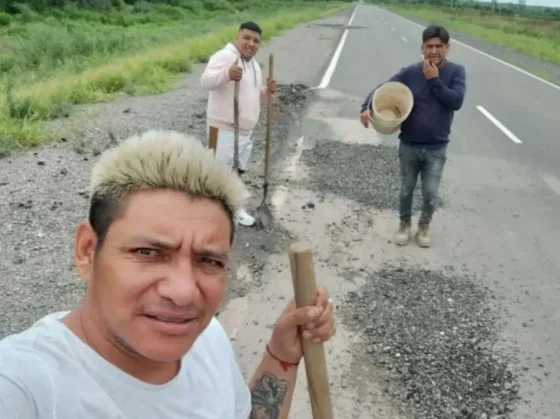 Cansados de la situación, vecinos de El Galpón se pusieron a rellenar los baches de la ruta