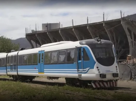Tren colisionó con una camioneta y resultaron dos menores heridos