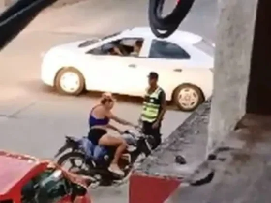TERRIBLE: una motociclista salteña intentó escapar de un control y amenazó con un cuchillo a un inspector