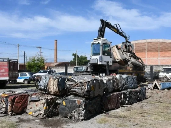 Se compactaron alrededor de 50 vehículos abandonados