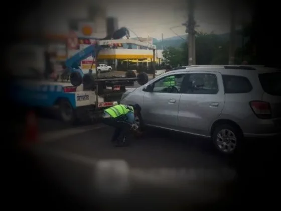 Conductor alcoholizado derribó un semáforo y se dio a la fuga