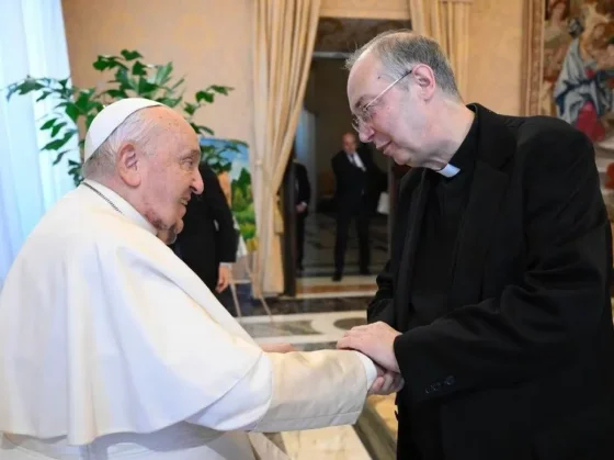 El Papa sufrió una caída y se golpeó la cara