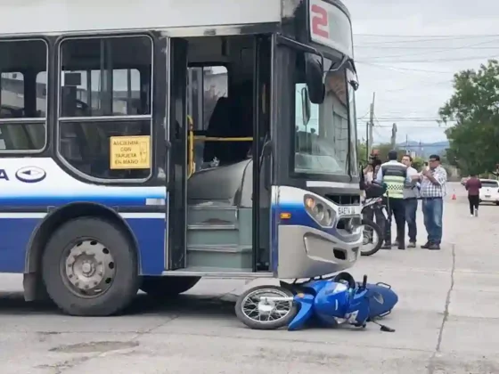 FUERTE: Un motociclista terminó debajo de un colectivo