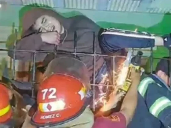 Salteño quedó incrustado en la reja de su casa en Barrio Canillitas