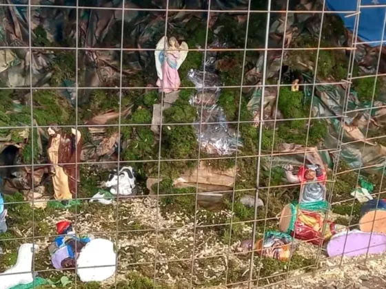 Desalmados destrozaron y robaron el pesebre de la plaza de Cerrillos