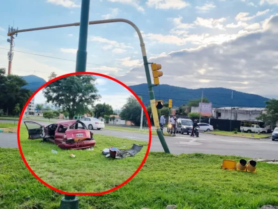 Ebrio al volante chocó, volcó y provocó destrozos en la zona norte