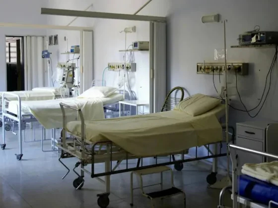 Una pareja fingió que su hijo tenía cáncer para recaudar más de US$60.000: le raparon la cabeza y las cejas