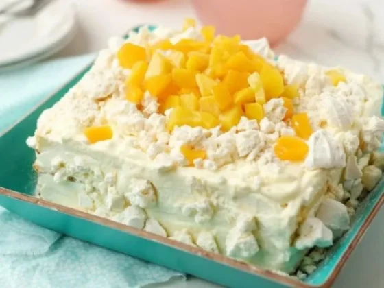 Sin cocción y en 15 minutos: Postre de duraznos, crema y merenguitos