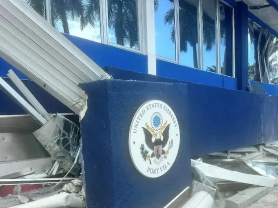 Un fuerte terremoto golpeó a la isla de Vanuatu y dañó un edificio de embajadas