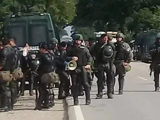 Tras un violento enfrentamiento con Gendarmería, bagayeros cortan la Ruta Nacional 50