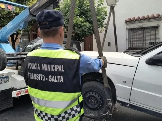 Levantaron un auto abandonado en calle Pueyrredón
