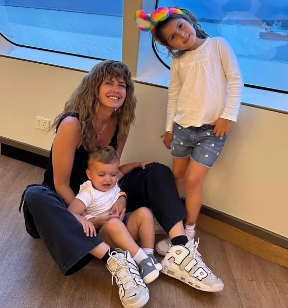 Bikini, peluca y juegos: las divertidas vacaciones de Isabel Macedo y sus hijas