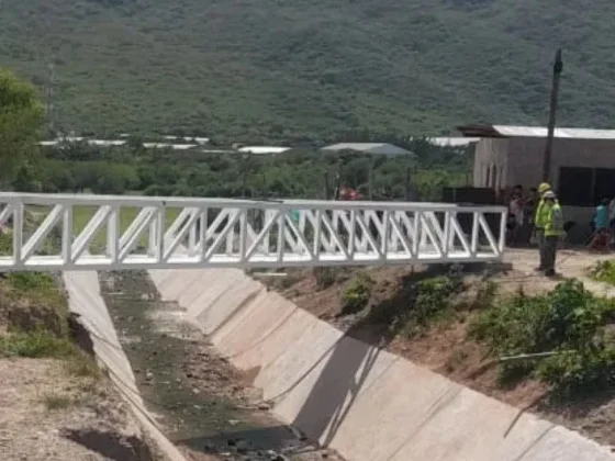 Colocaron una nueva pasarela peatonal sobre el canal Adet