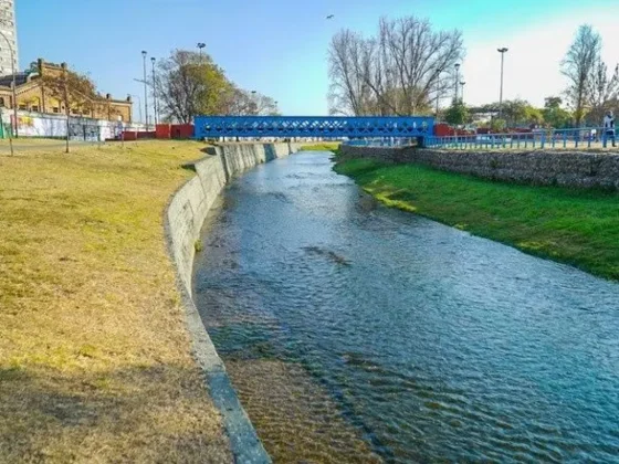 Qué peligro: un vecino rescató con una correa para perros a dos nenes que se cayeron a un río