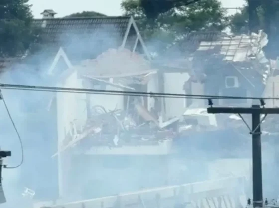 Una avioneta se estrelló contra las casas de un barrio y murieron 10 personas