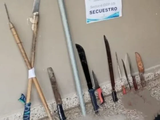 En una importante allanamiento secuestraron armas blancas y detienen a ocho personas