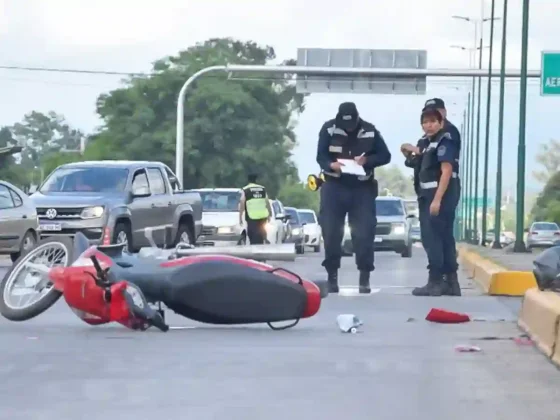 ¡IMPRUDENCIA! Se cruzó en rojo y fue embestido por una moto
