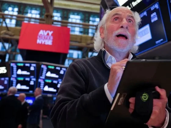 Las acciones y los bonos volvieron a subir y el riesgo país cayó a su nivel más bajo en seis años