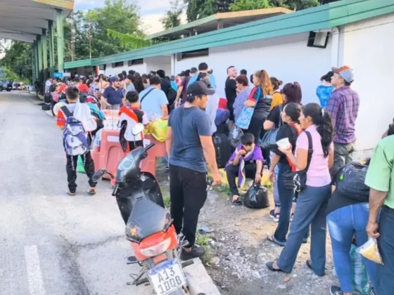 Miles de argentinos cruzaron a Bolivia por Aguas Blancas para realizar compras navideñas