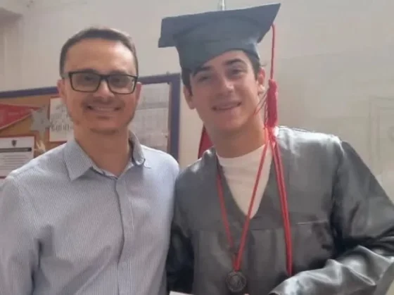 Colapinto recibió su diploma de egresado de la escuela secundaria