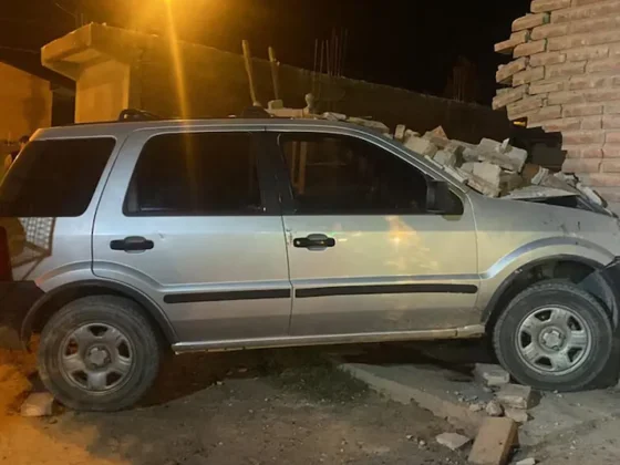 Desnudos y borrachos: una pareja chocó contra la pared de una casa durante los festejos de Navidad