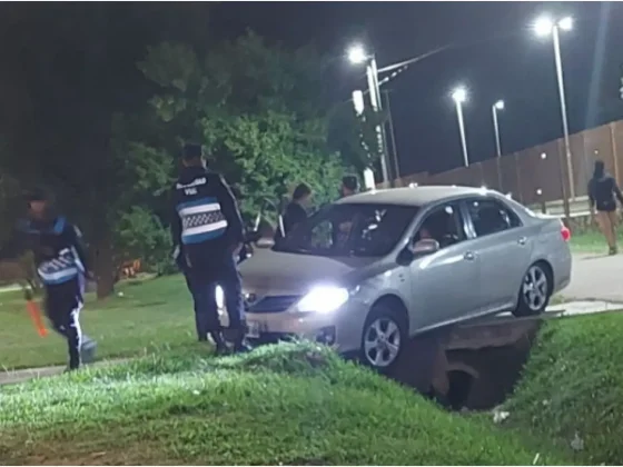 Salteño salía de la carpa y casi termina dentro del canal
