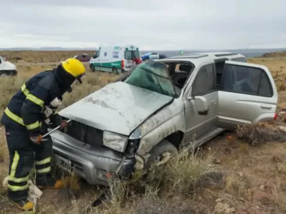 Tragedia: una familia volvía de vacaciones, volcó en la ruta y murió una mujer