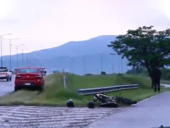 Dos motociclistas heridos tras un fuerte siniestro sobre la Circunvalación Oeste