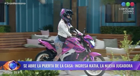 La nunca antes vista entrada en moto de la nueva participante de Gran Hermano