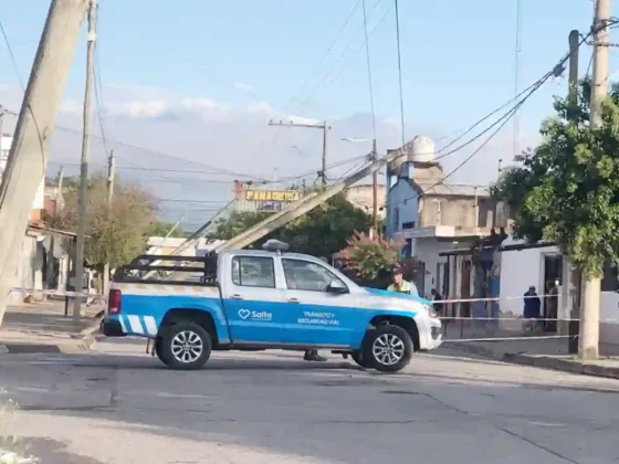 Peligro: Seis postes caídos en Villa Lavalle tras la fuerte tormenta de anoche