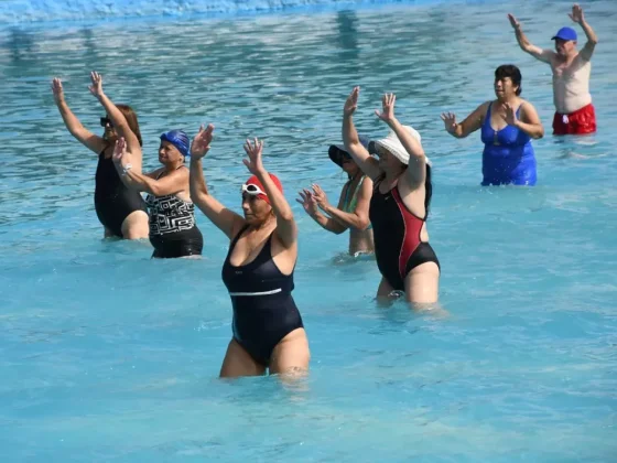 Adultos mayores disfrutan de las actividades de verano en el balneario Xamena