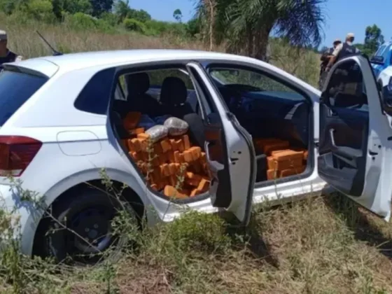 Iba por la ruta con el auto cargado de droga, quiso escapar de un control y lo detuvieron tras una persecución